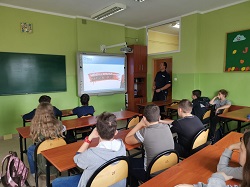 Na zdjęciu funkcjonariusz KPP w Kościanie oraz uczniowie Szkoły Podstawowej w Starym Bojanowie