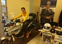 Naczelnik Wydziału Prewencji oraz uczeń zainteresowany motocyklem.