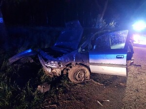 Zdjęcie przedstawia rozbitego Opla Zafirę  w wyniku uderzenia w drzewo po ucieczce przed patrolem Policji.