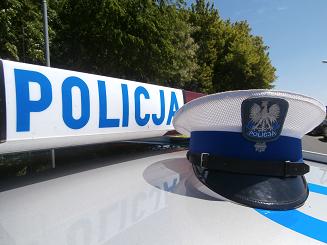 Zdjęcie przedstawia zdjecie dachu policyjnego radiowozu z położoną na nim czapka policyjną.