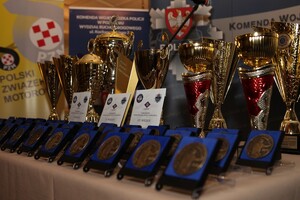 Zdjęcie przedstawia puchary i odznaczenia, które zostały wręczone policjantom ruchu drogowego, którzy wygrali wojewódzki konkurs.
