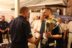 Zdjęcie przestawia Zastępce Komendanta Wojewódzkiego POlicji gratulującego mł. asp. Hubertowi Stelmaszykowi wygranej w konkursie.