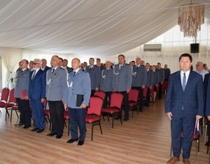 Zdjęcie przedstawia funkcjonariuszy KPP w Kościanie oraz przedstawicieli władz samorządowych podczas uroczystej zbiórki.