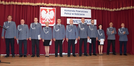 Zdjęcie przedstawia awansowanych policjantów z Komendy Powiatowej Policji w Kościanie.