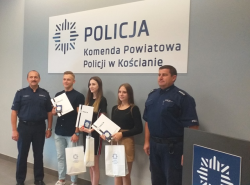 Zdjęcie przedstawia I Zastępcę Komendanta Policji w Kościanie, Naczelnika Wydziału Prewencji KPP w Kościanie oraz nastolatków, którymi składano gratulacje i podziękowania.