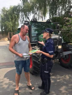 Zdjęcie przedstawia policjantkę KPP w Kościanie oraz mieszkańca Gminy Kościan zainteresowanego akcją.