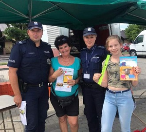 Na zdjęciu policjant z Posterunku Policji w Śmiglu oraz policjantka z KPP w Kościanie wraz z osobami zainteresowanymi akcją.