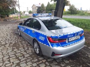 Zdjęcie przestawia oznakowany radiowóz.