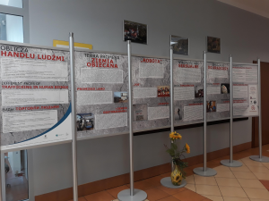 Zdjęcie przedstawia tablice, które są wystawione w holu budynku PCPR w Kościanie.