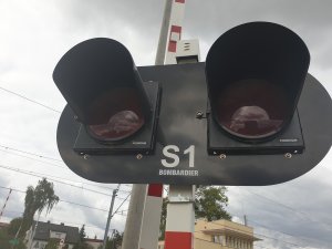 Na zdjęciu widać sygnalizator na przejeździe kolejowym.