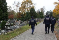 Funkcjonariusze w czasie patrolu na cmentarzu.