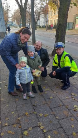 Policjant Wydziału Ruchu Drogowego wraz z mieszkańcami Kościana.