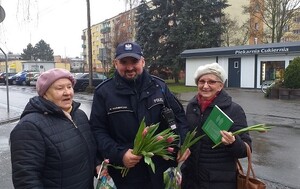 Dzielnicowy wraz z mieszkankami Kościana podczas akcji "Sztuczka na wnuczka"