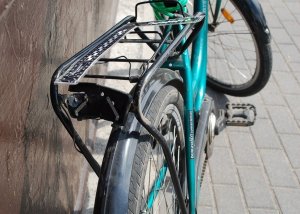Zdjęcie przedstawia tył uszkodzonego roweru