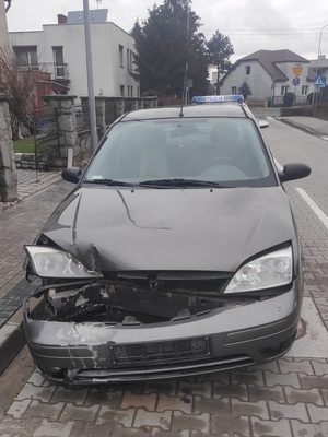 Na zdjęciu widać uszkodzony przód samochodu osobowego.
