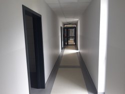Zdjęcie przedstawia korytarz.