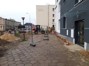 Na zdjęciu widać front komendy oraz trylinkę przed budynkiem.