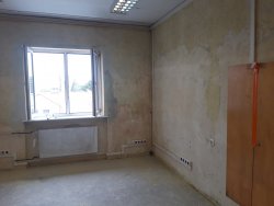 Zdjęcie przedstawia pomieszczenie biurowe w trakcie remontu.