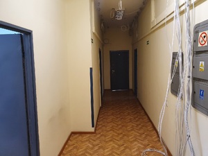 Zdjęcie przedstawia korytarz