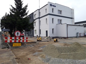 Zdjęcie przedstawia remont nawierzchni przed budynkiem komendy.