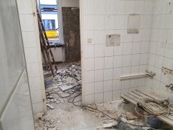Zdjęcie przedstawia łazienkę w trakcie remontu.