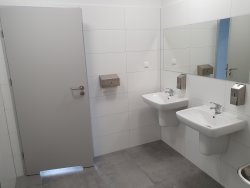 Zdjęcie przedstawia wyremontowaną łazienkę.