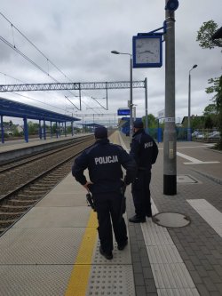 Na zdjęciu widac policjantów umundurowanych na peronie