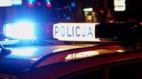 na załączonym zdjęciu widzimy policyjny radiowóz z włączoną sygnalizacją świetlną