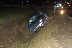 widok przodu samochodu osobowego z uszkodzoną przednią szybą, stojącego na ścianie przydrożnego rowu