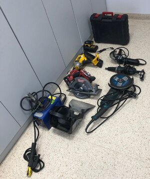 zdjęcie przedstawia rozłożone na podłodze elektronarzędzia